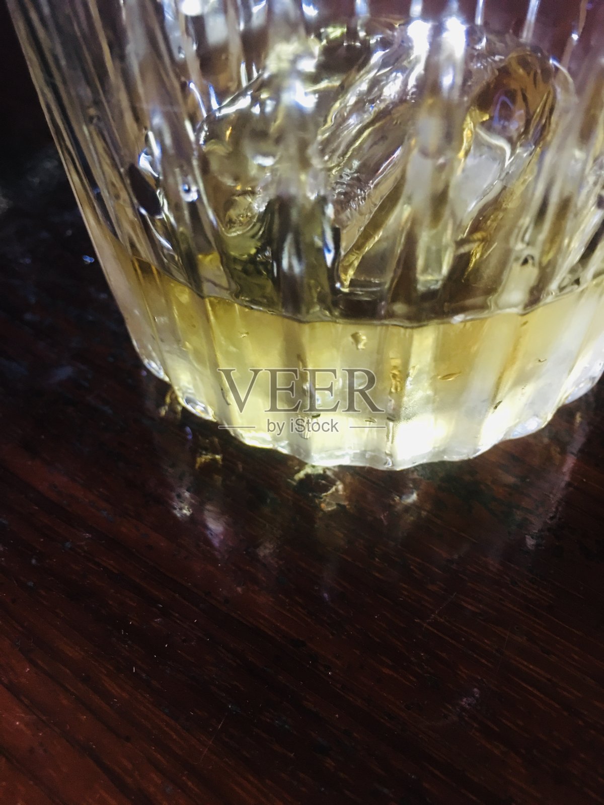 在一个透明的杯子里的酒照片摄影图片