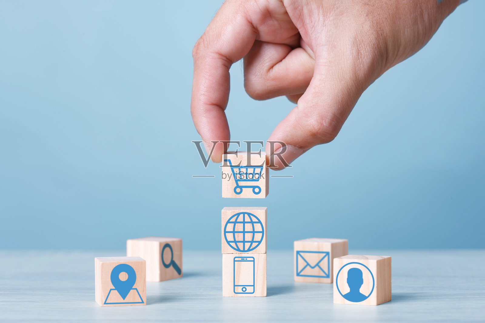 木块立方堆叠与购物车电子邮件万维网智能手机用户登录位置图标。照片摄影图片