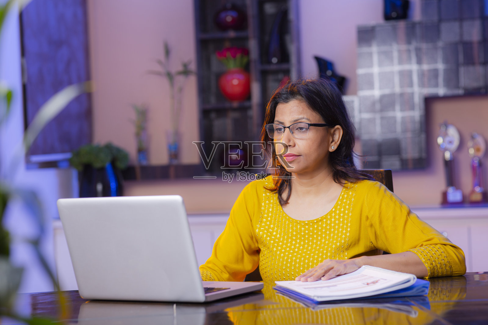 在家工作的妇女库存照片照片摄影图片