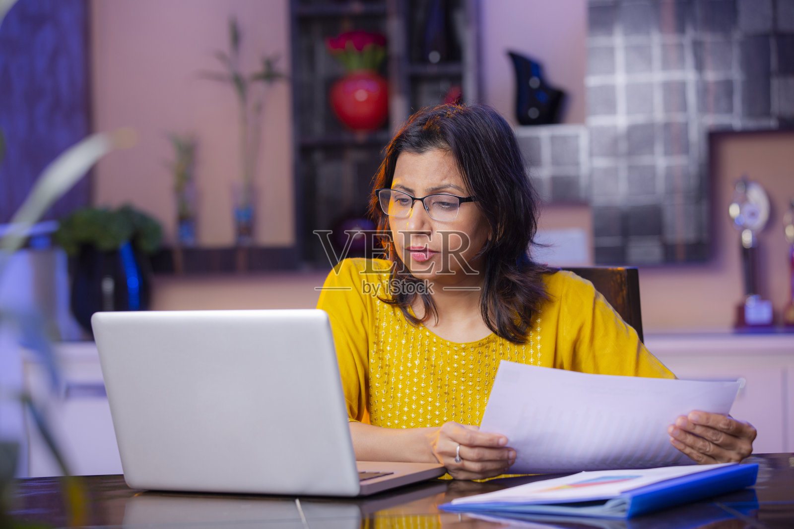 在家工作的妇女库存照片照片摄影图片
