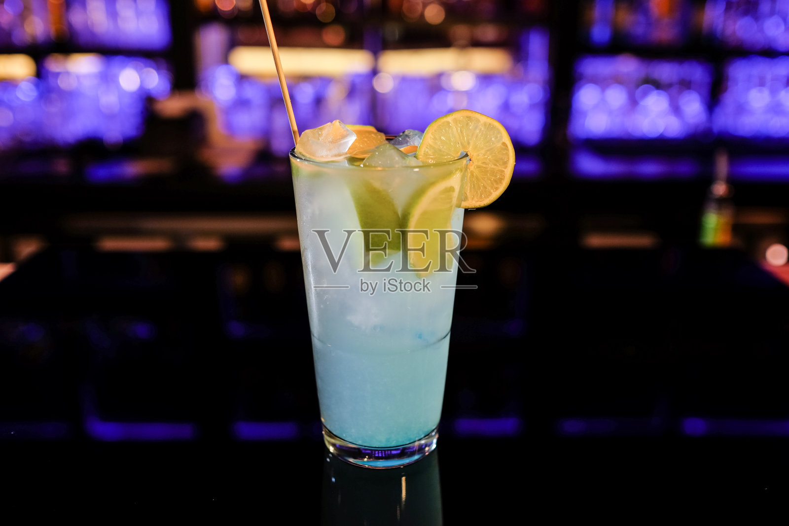 酒吧里的酒精鸡尾酒以水果为主照片摄影图片