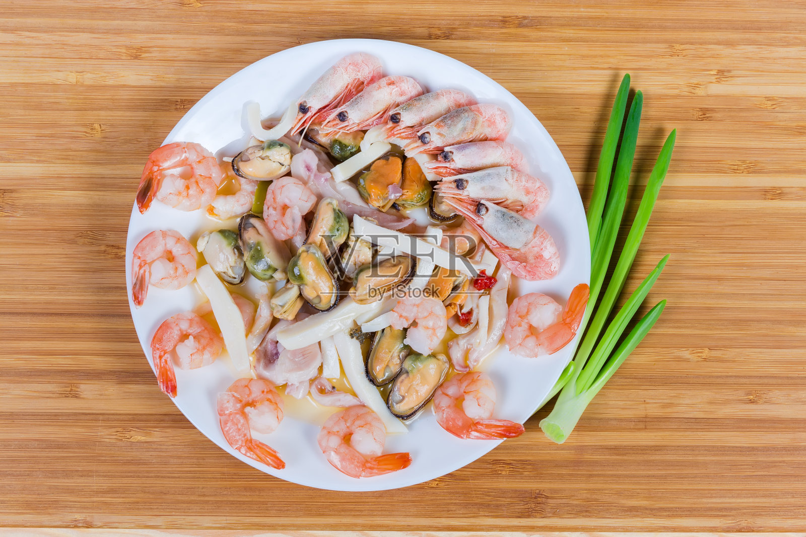 不同煮熟的海鲜配白菜、青葱、俯视图照片摄影图片
