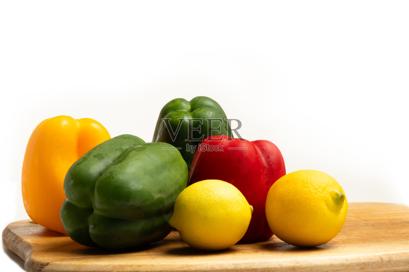 蔬菜，蘑菇，柠檬在木板上照片摄影图片