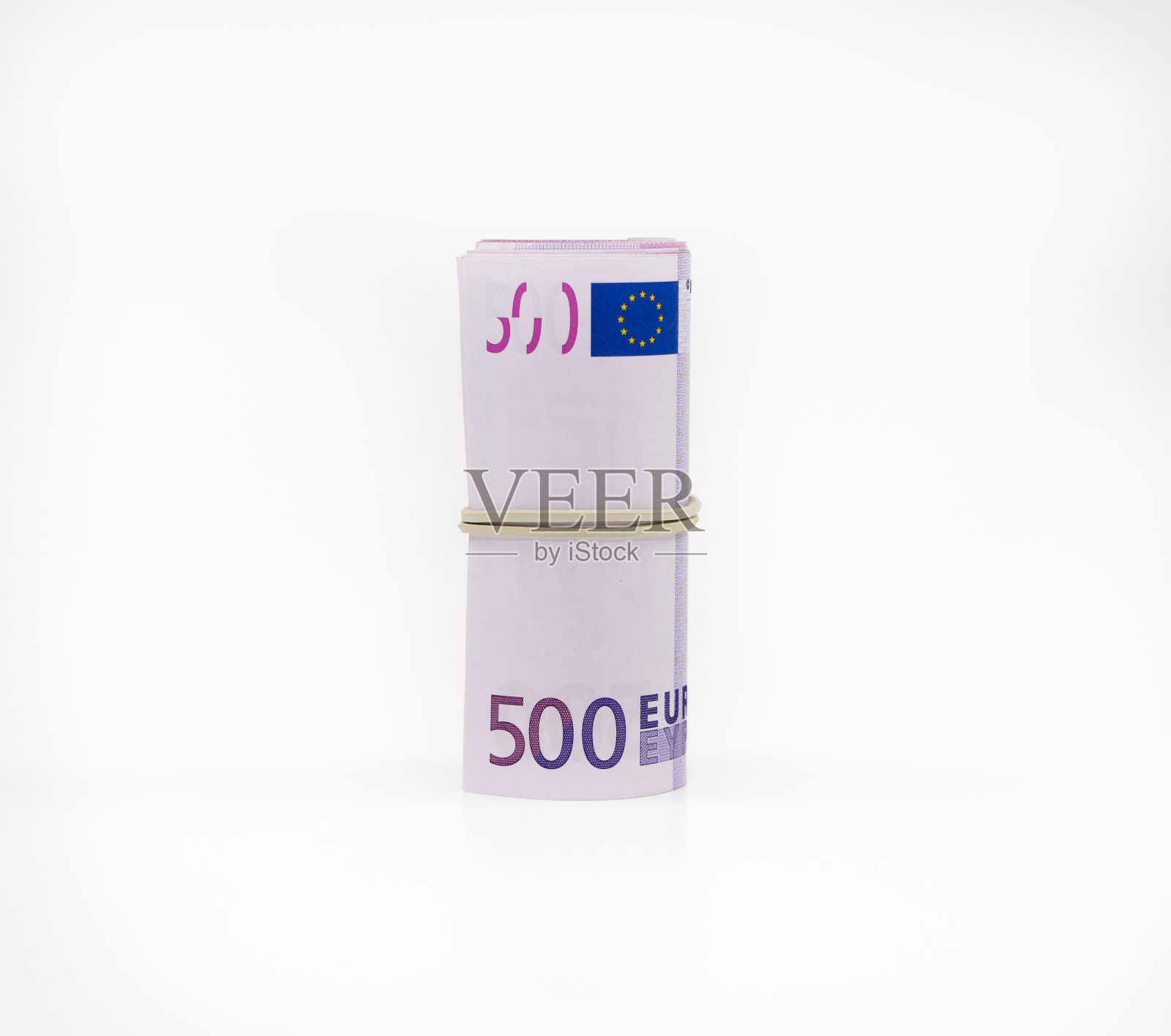 500欧元一卷，有橡皮筋。欧洲货币储蓄。特写,白色背景。存款和货币安全的概念。照片摄影图片