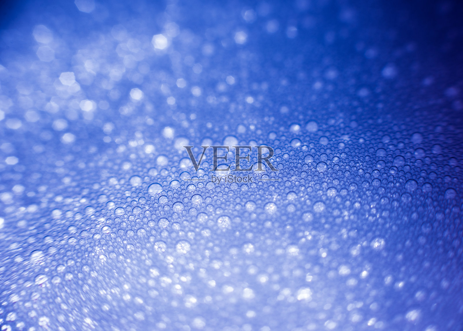 彩色的肥皂和水会起泡。抽象的背景。照片摄影图片