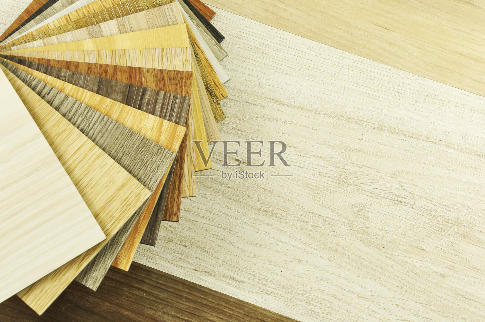 新建筑或翻新建筑或住宅用的层压板和乙烯基样品。照片摄影图片