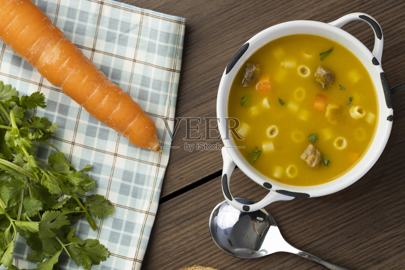 一碗美味的巴西汤，里面有牛肉、蔬菜和面条照片摄影图片