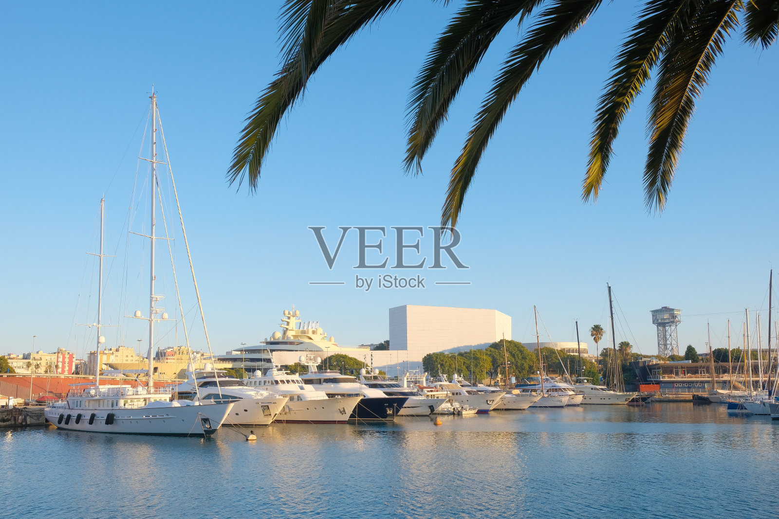 豪华游艇停泊在港口。生活方式,假期的概念。照片摄影图片