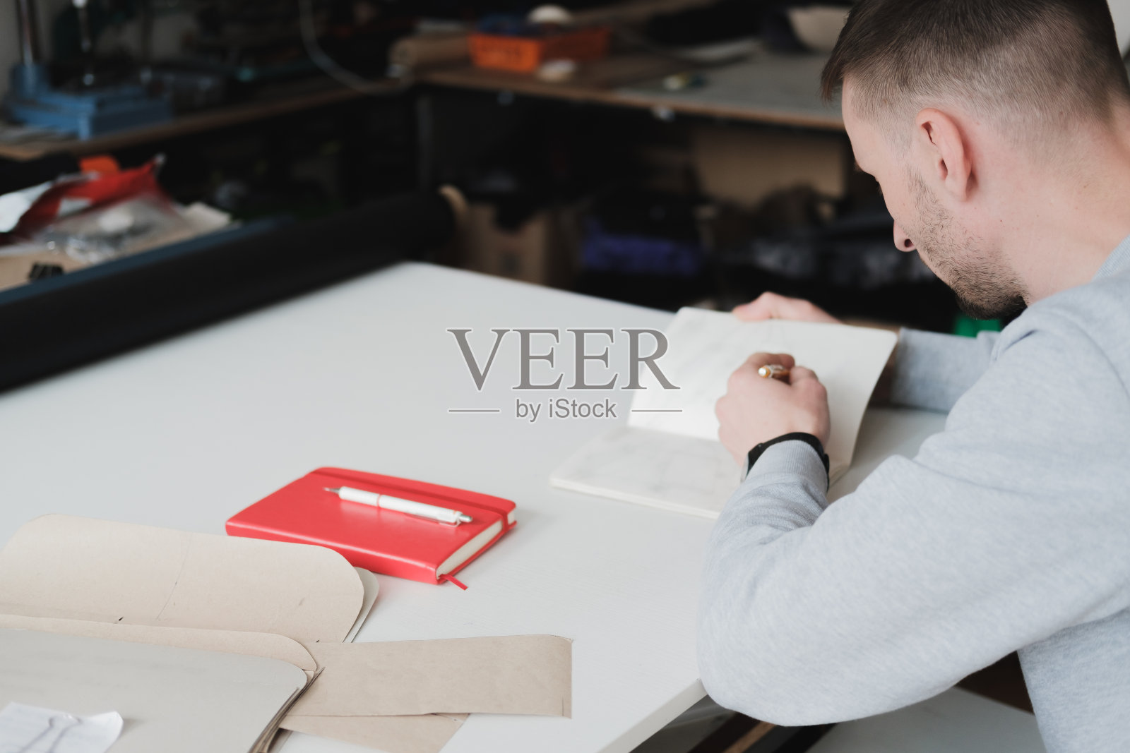 肖像的服装设计师或工程师在一个通用的车间。照片摄影图片