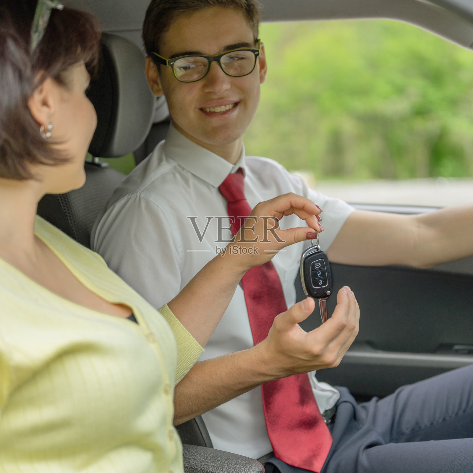 指定的司机。女人把钥匙交给了专业司机。服务是一个清醒的司机。照片摄影图片