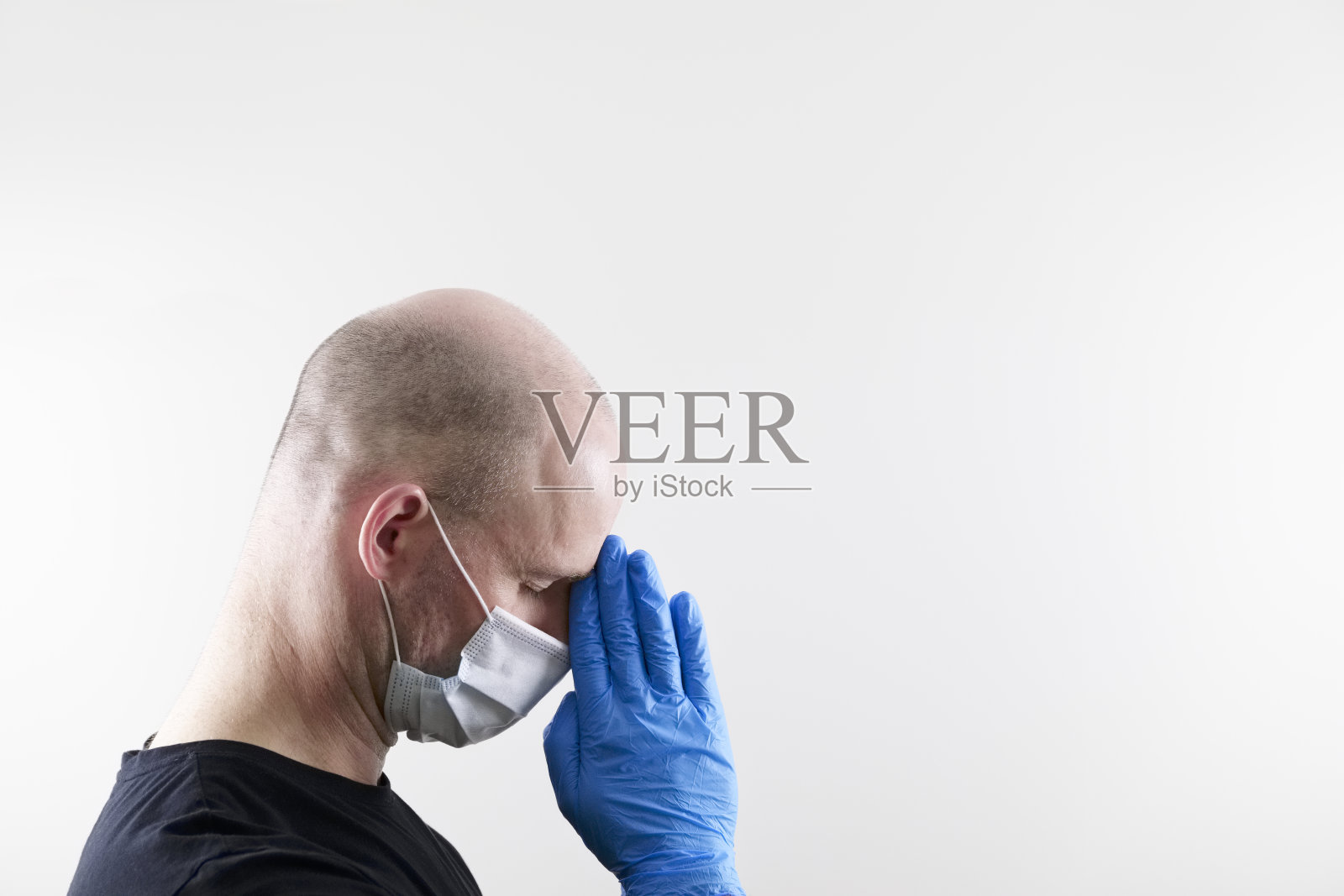 新冠疫情期间，医生悲伤绝望，感到无助和沮丧照片摄影图片