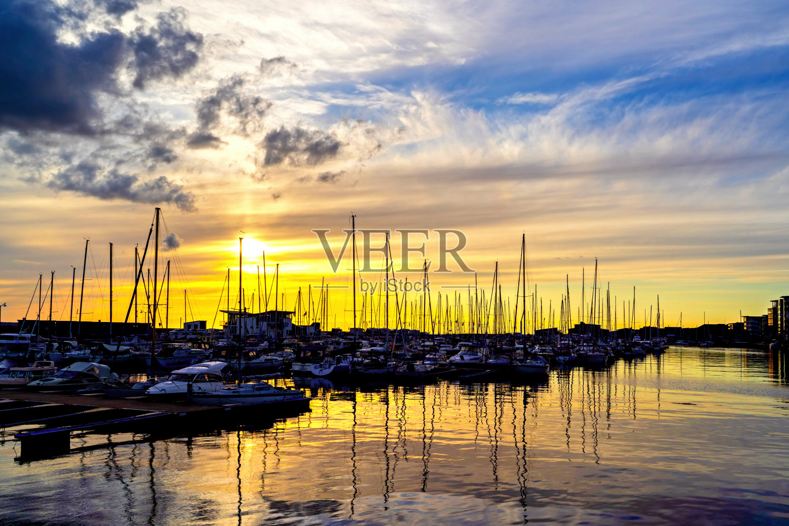 瑞典赫尔辛堡，满是帆船的海港日落。夏天在瑞典南部的概念照片摄影图片