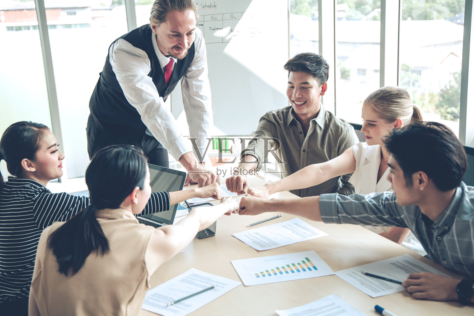 成功的集团商务人士携手合作。照片摄影图片