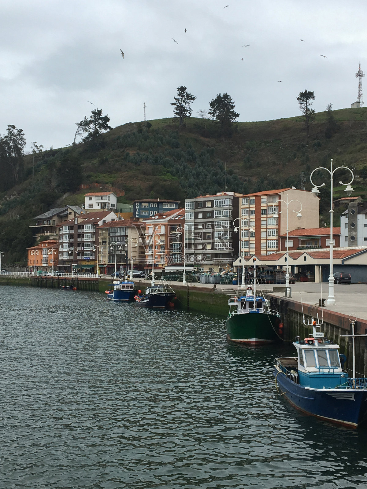 西班牙北部阿斯图里亚斯的沿海渔村里贝德塞拉的港口照片摄影图片