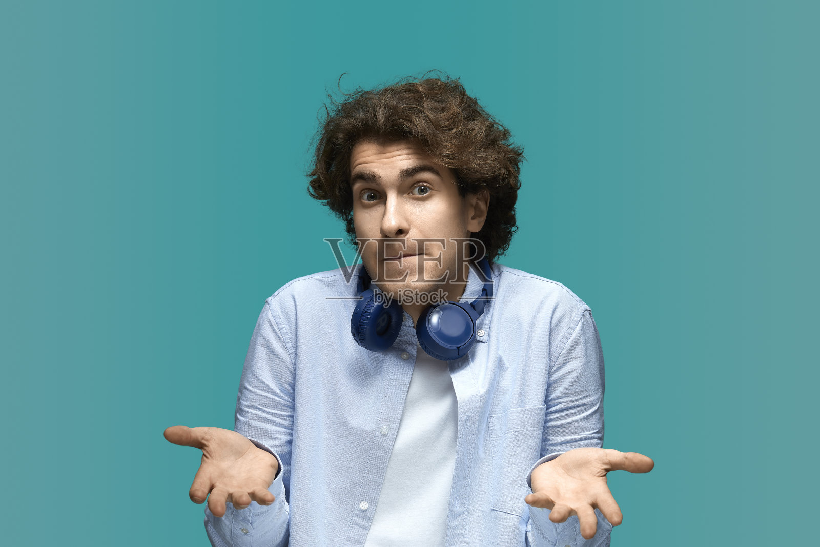 情绪化的年轻人的肖像照片摄影图片