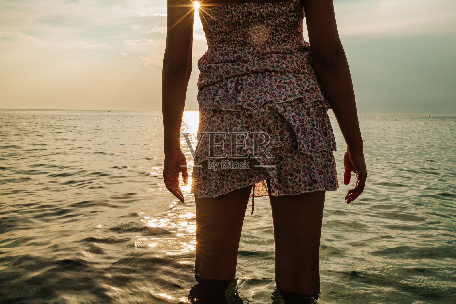 享受海上日落照片摄影图片