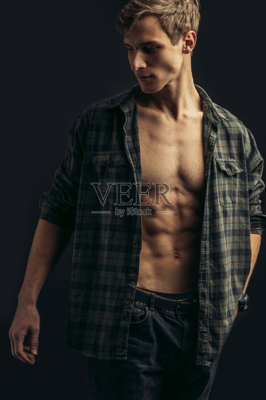 穿着衬衫赤裸上身的白人男人照片摄影图片