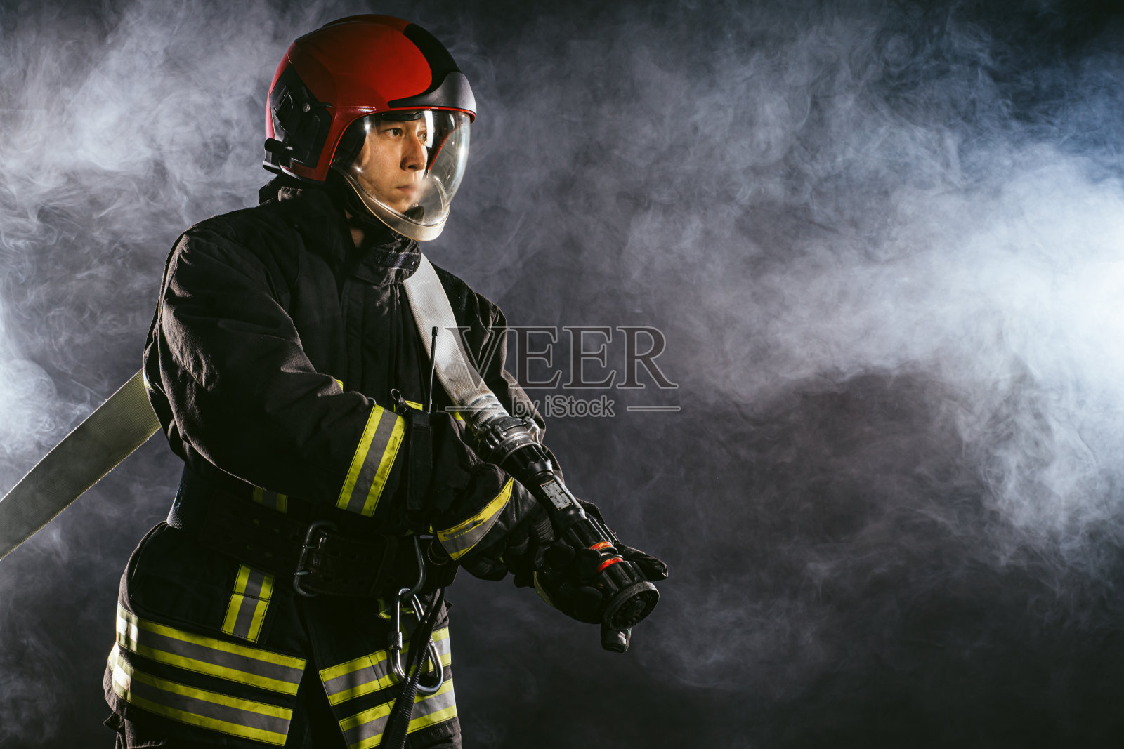 现代的英雄。年轻的消防员在浓烟中孤立无援照片摄影图片