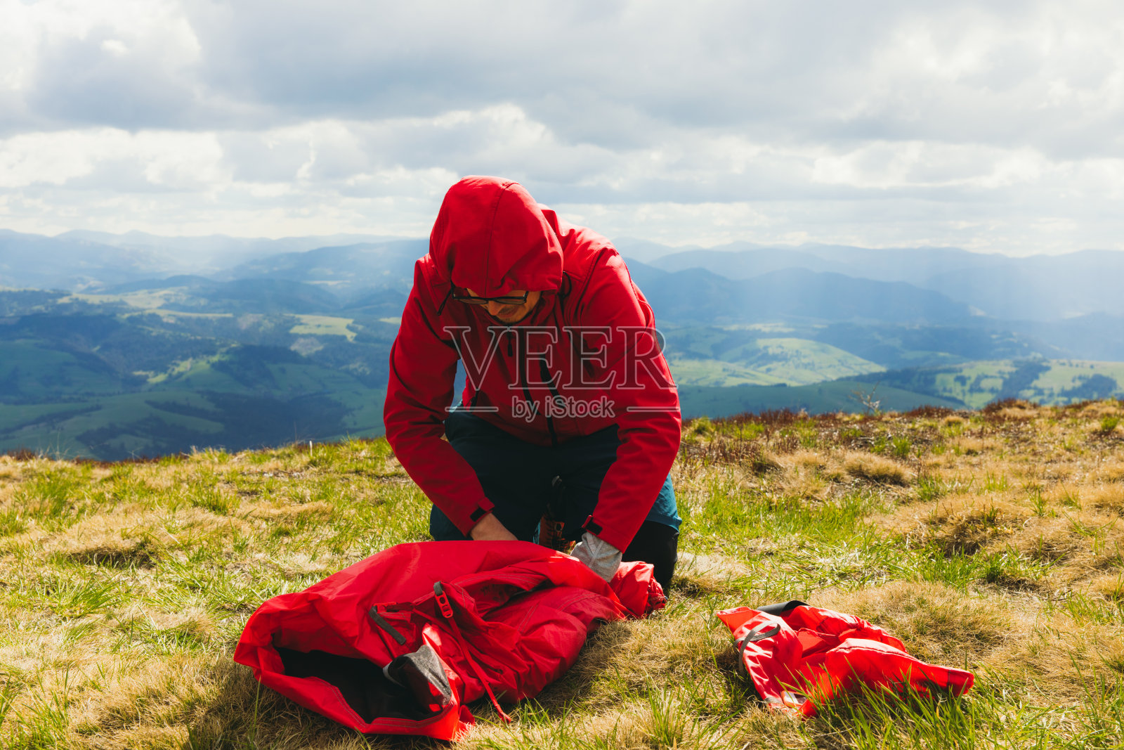 年轻人徒步旅行者准备露营与风景优美的山景照片摄影图片