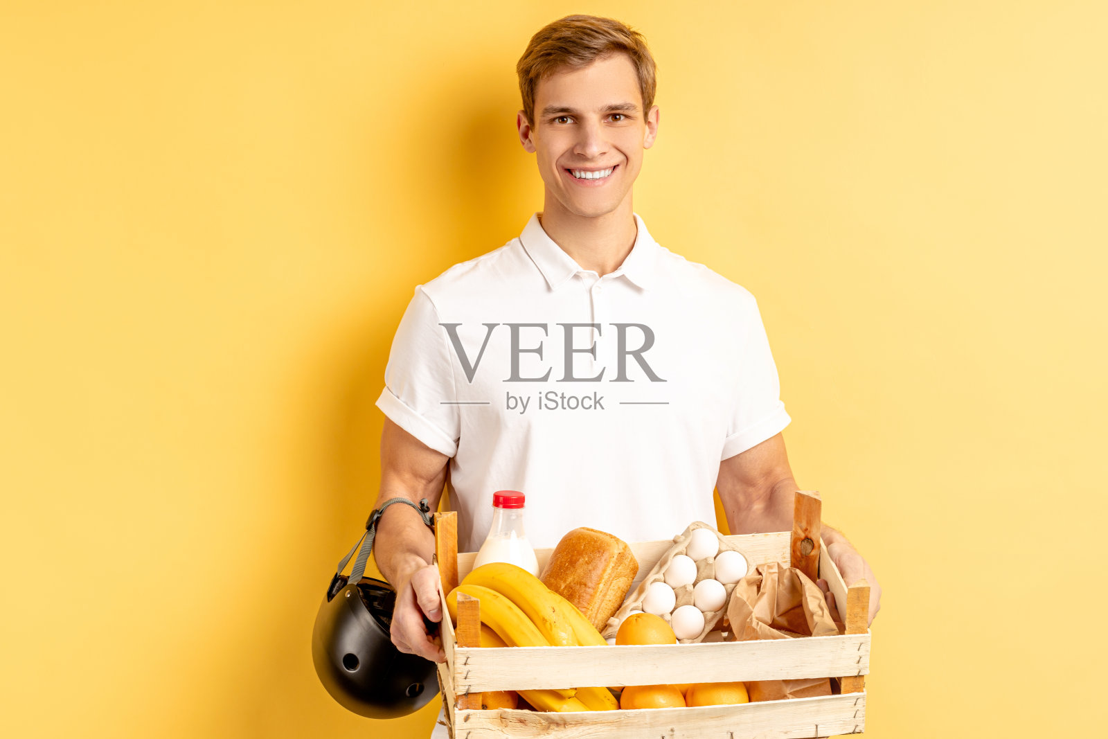 微笑愉快的快递员照片摄影图片