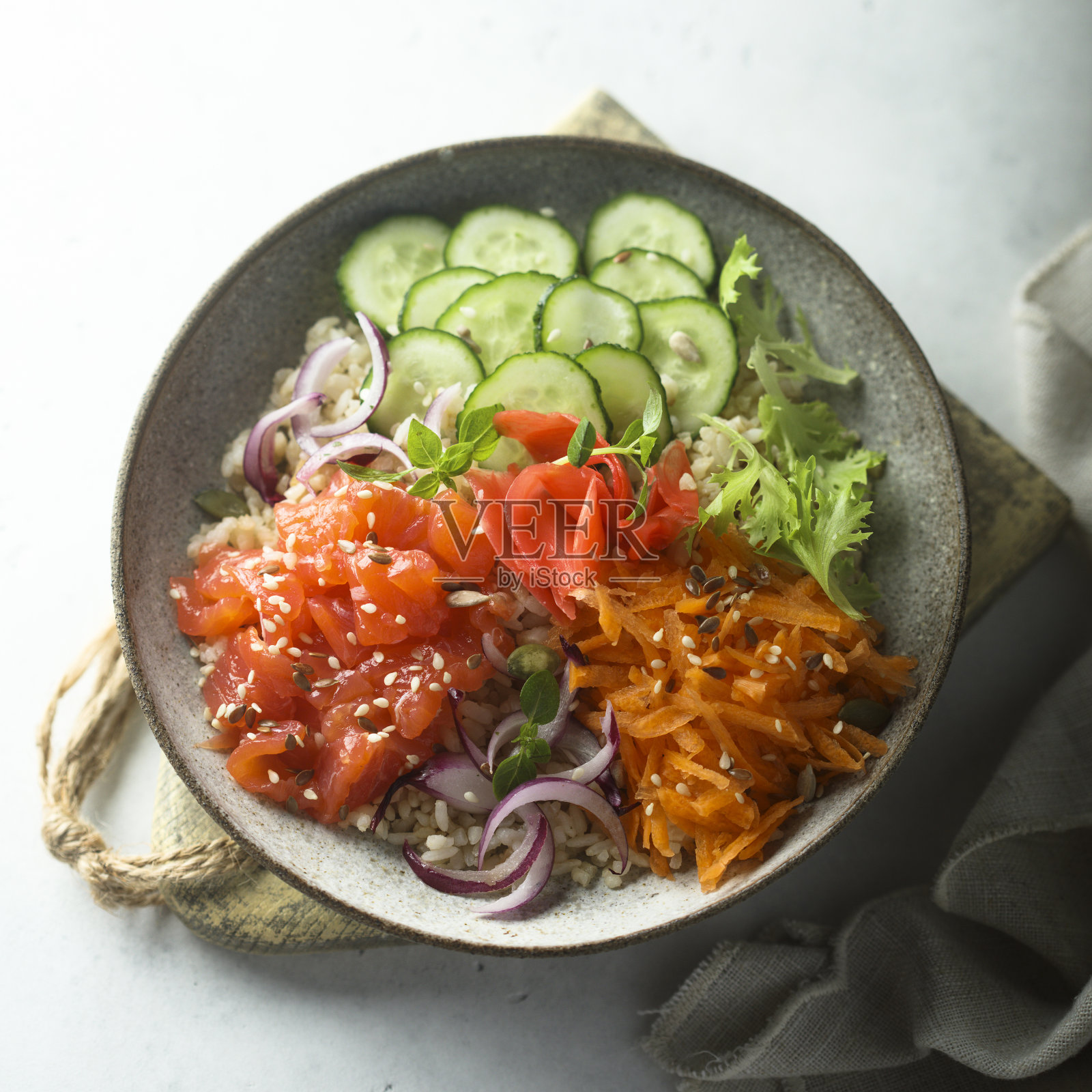 鲑鱼戳碗照片摄影图片