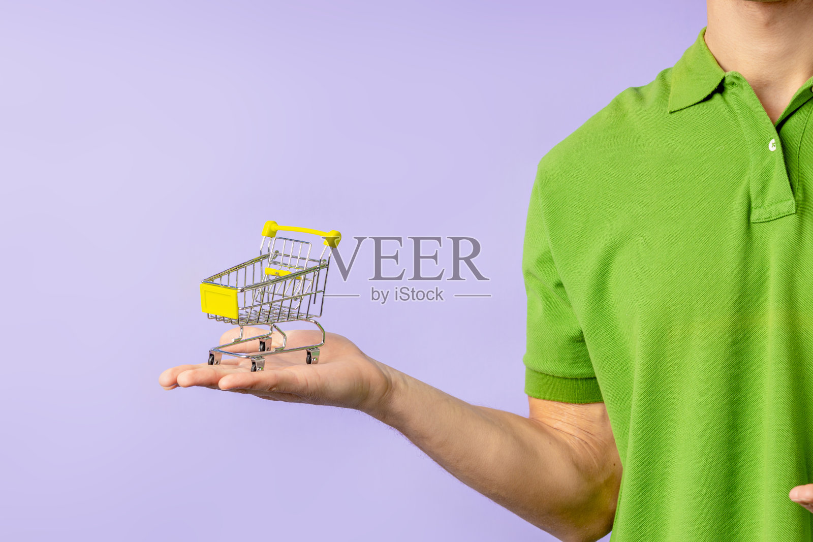 一个人开着卡车去购物照片摄影图片