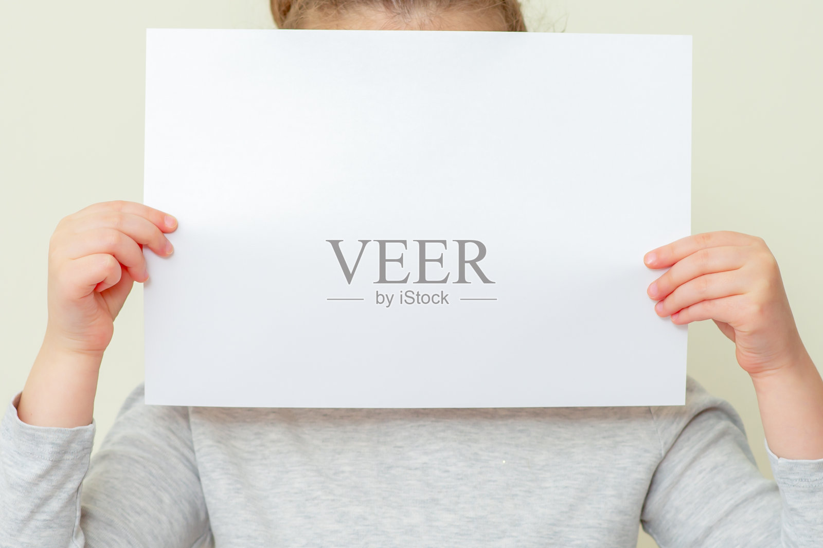 孩子手中的纸模型。照片摄影图片