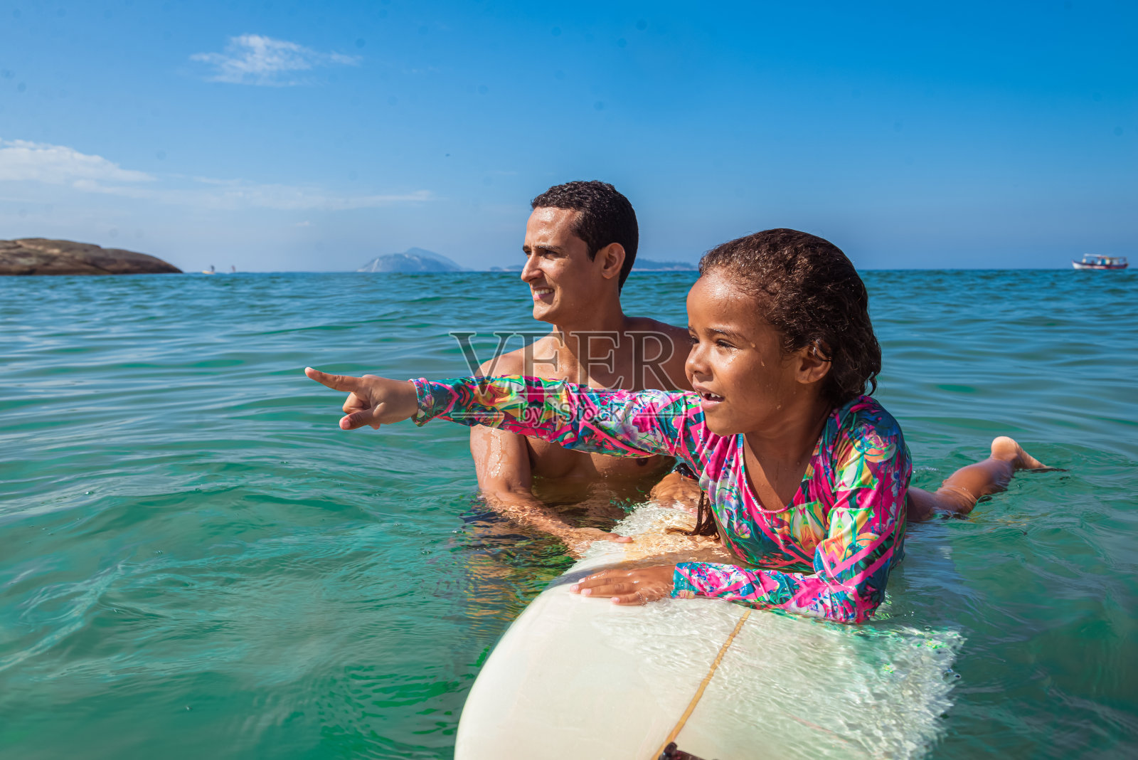 父亲和女儿冲浪日照片摄影图片