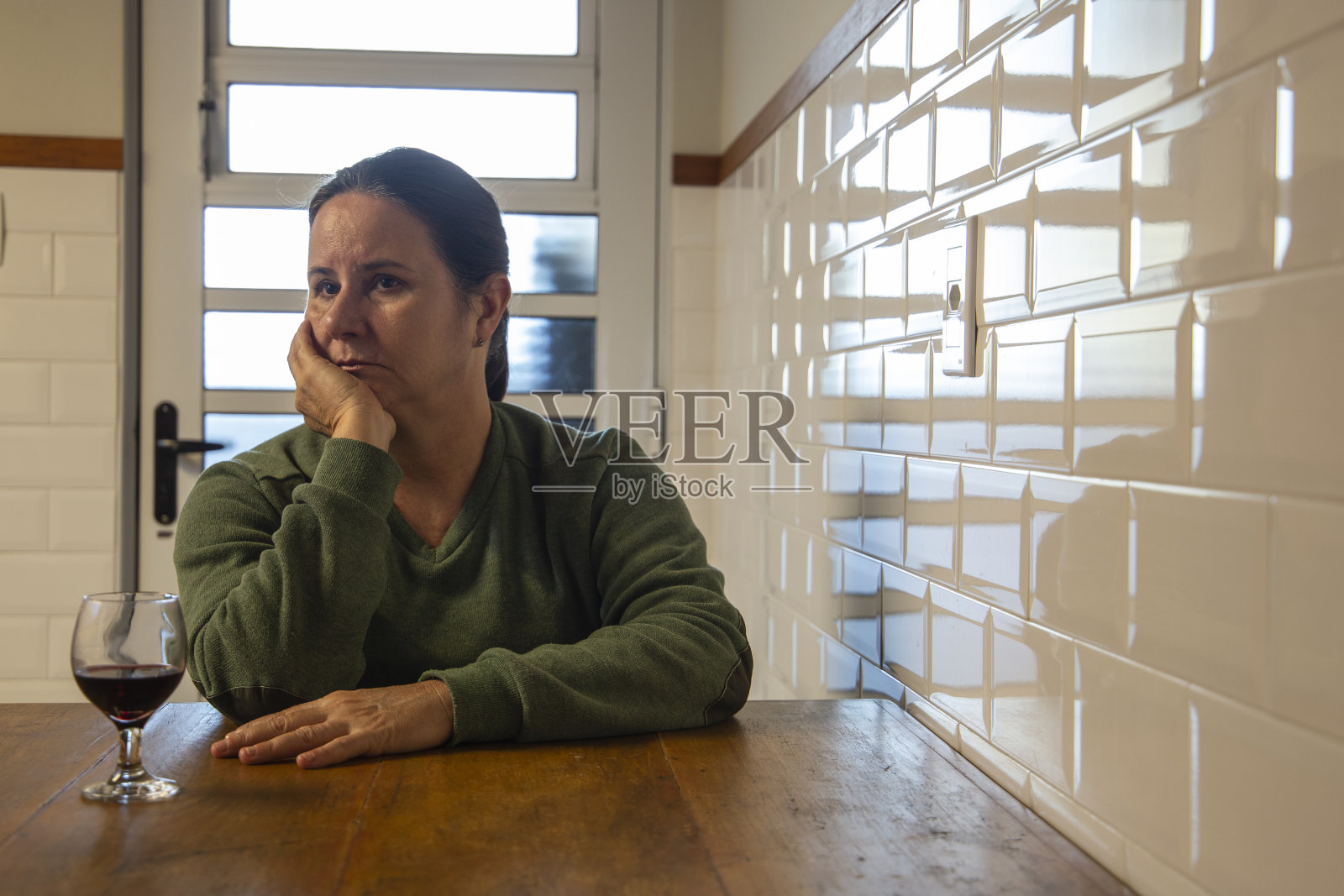 独自在家喝着葡萄酒的拉丁女人照片摄影图片