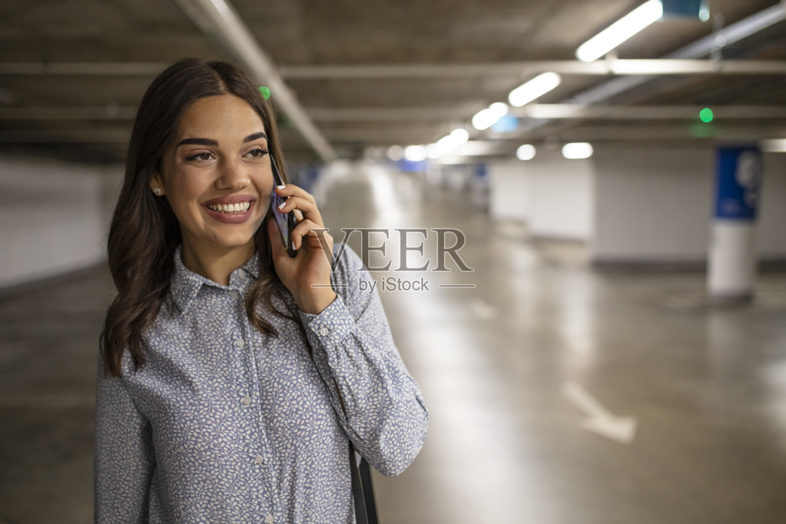 优雅的女性在停车场使用智能手机照片摄影图片