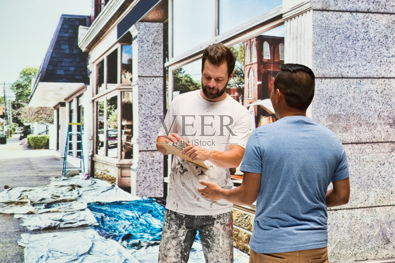 在商店里拿着剪贴板的年轻男性顾客照片摄影图片