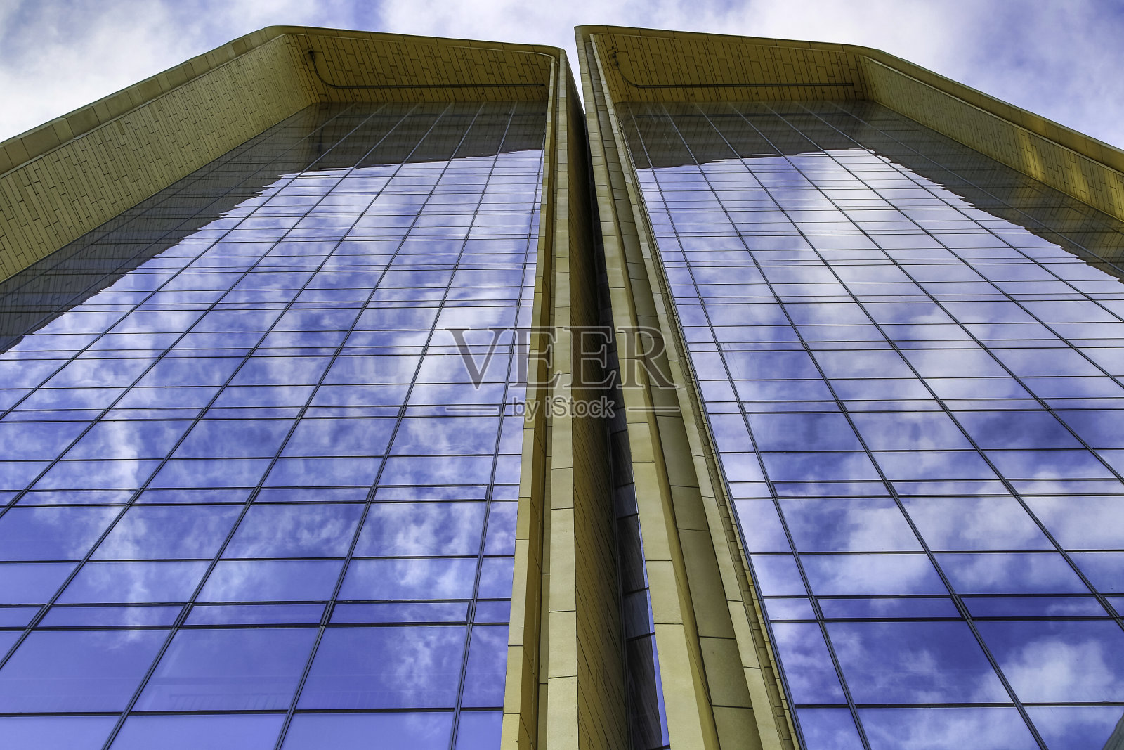 云在玻璃上反射着天空照片摄影图片