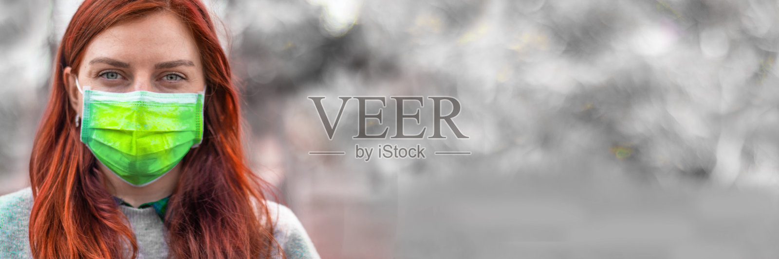 COVID-19冠状病毒感染的女性医学脸正站在街上看着摄像机。空气污染照片摄影图片