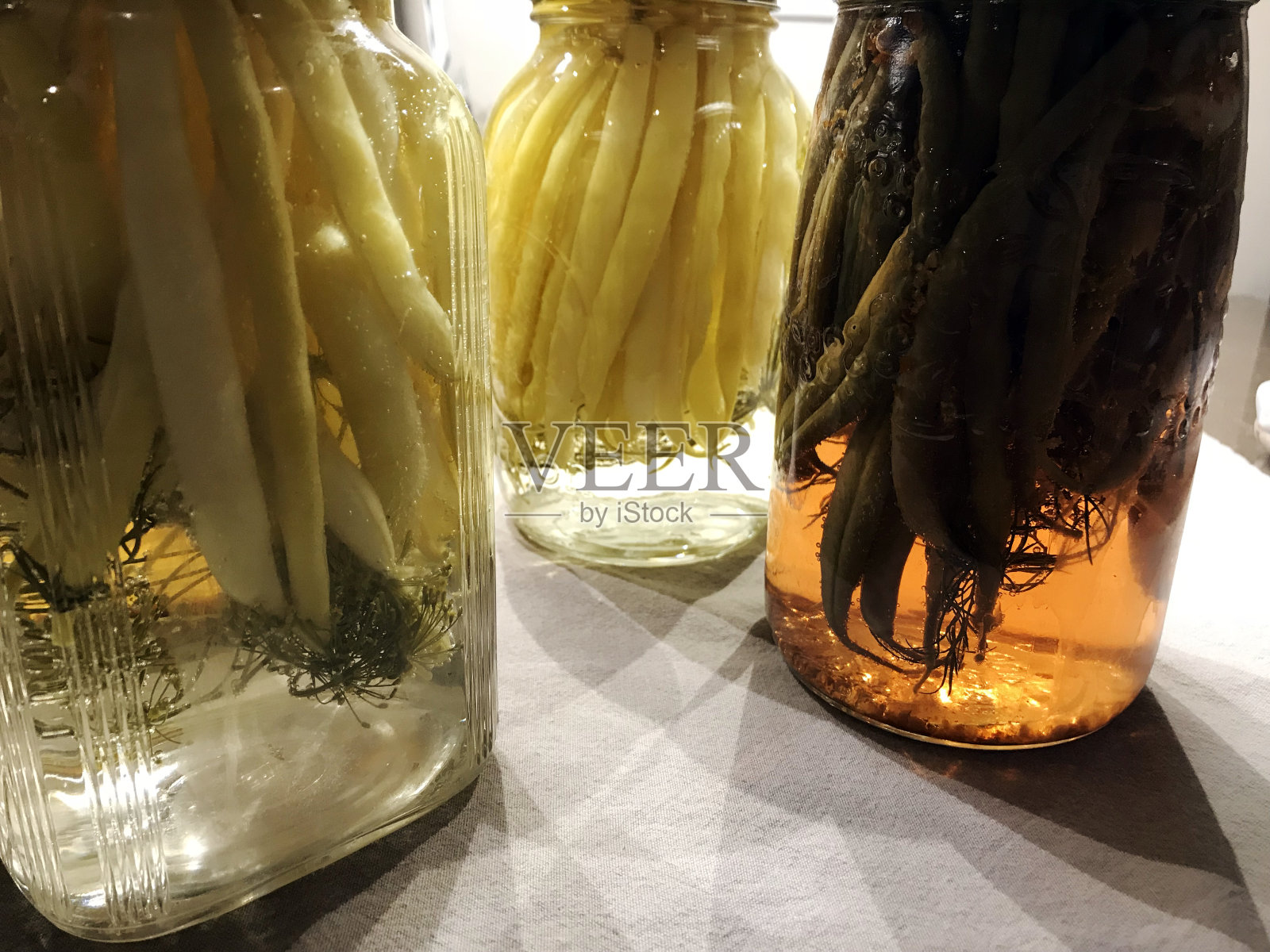 一罐罐自制的腌青豆和黄豆准备用来储存食物照片摄影图片