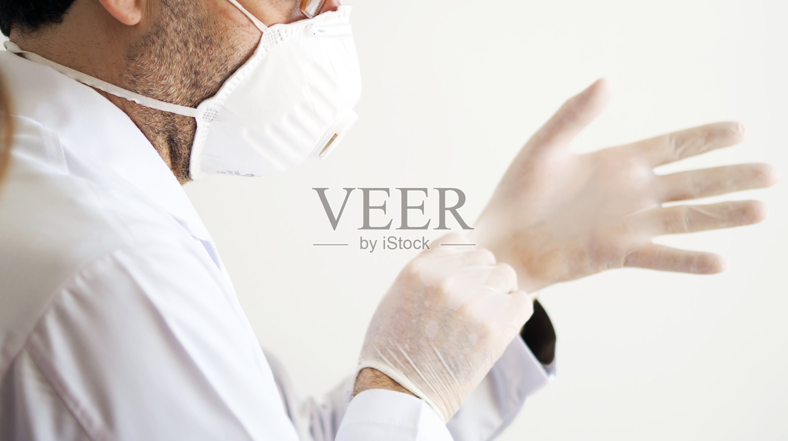 男医生戴着乳胶手套照片摄影图片