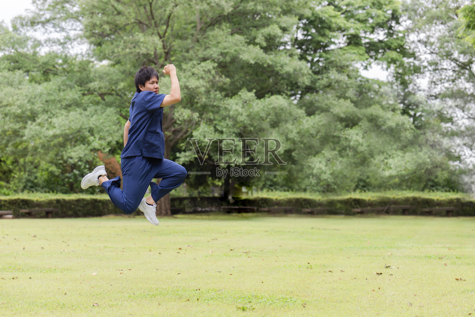 年轻男护士跳楼照片摄影图片