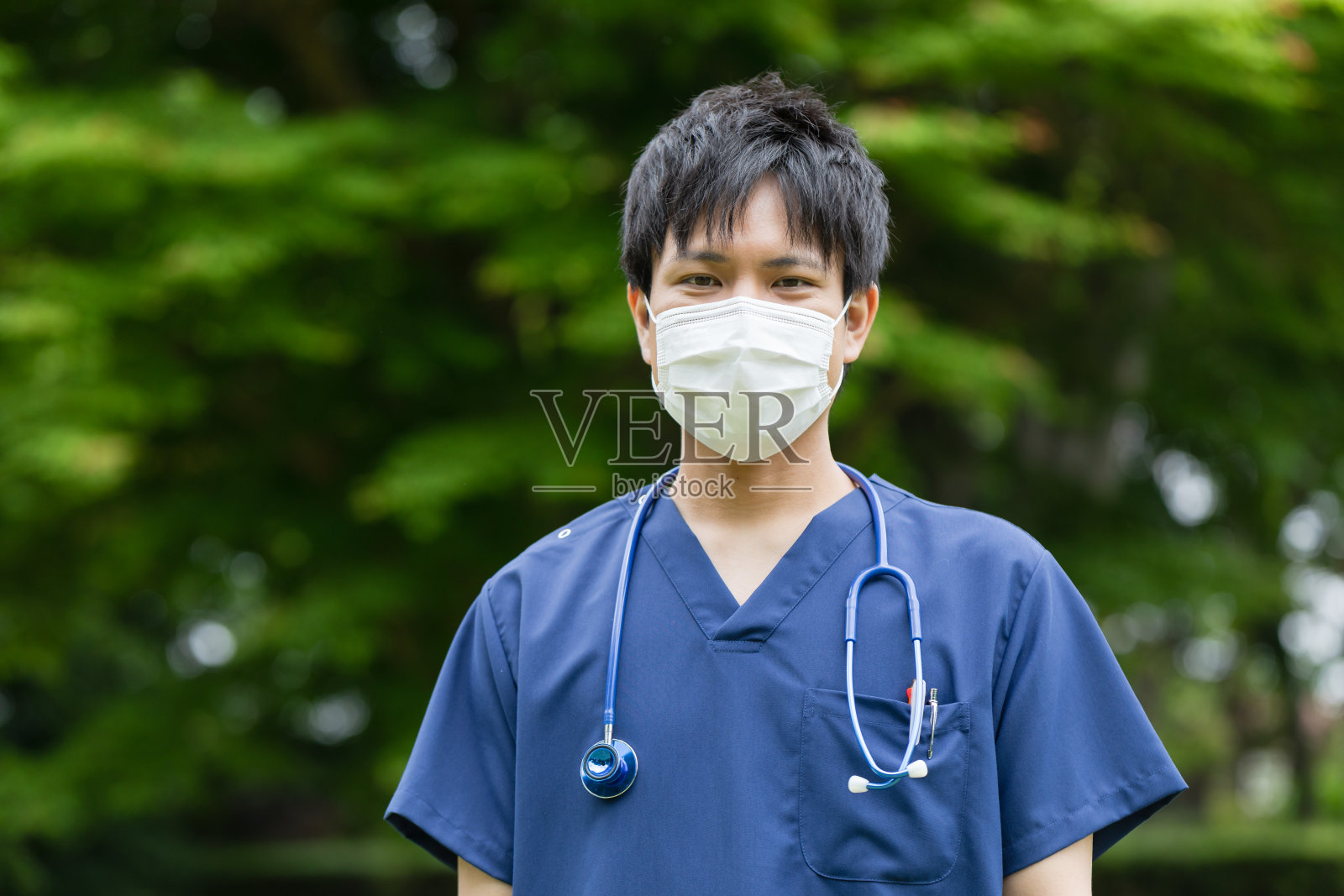 年轻男护士戴着口罩照片摄影图片