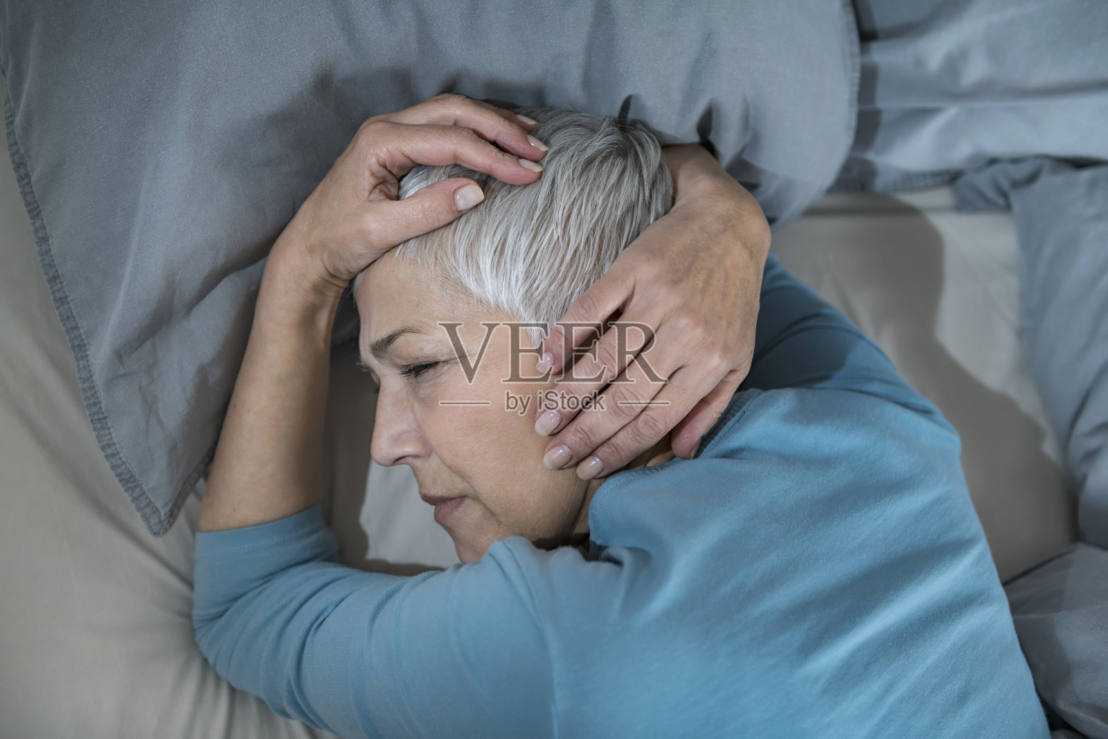 在床上的成熟女人，熬夜，有睡眠问题照片摄影图片