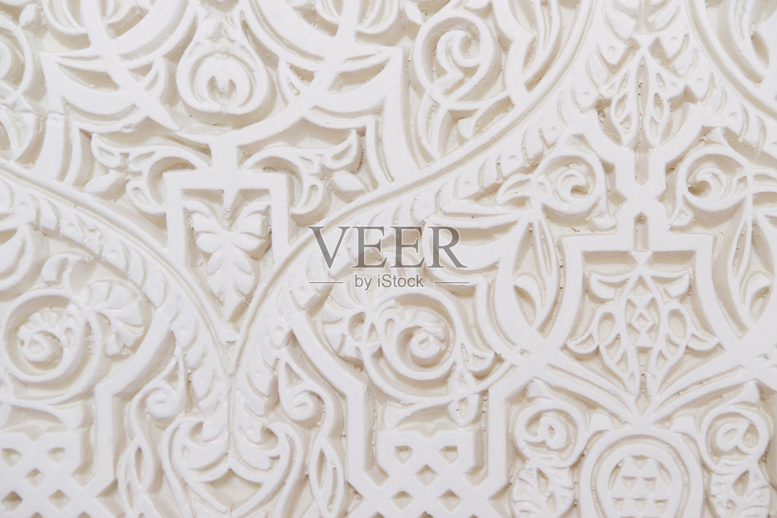 水泥白墙上手工雕刻的传统阿拉伯装饰品照片摄影图片