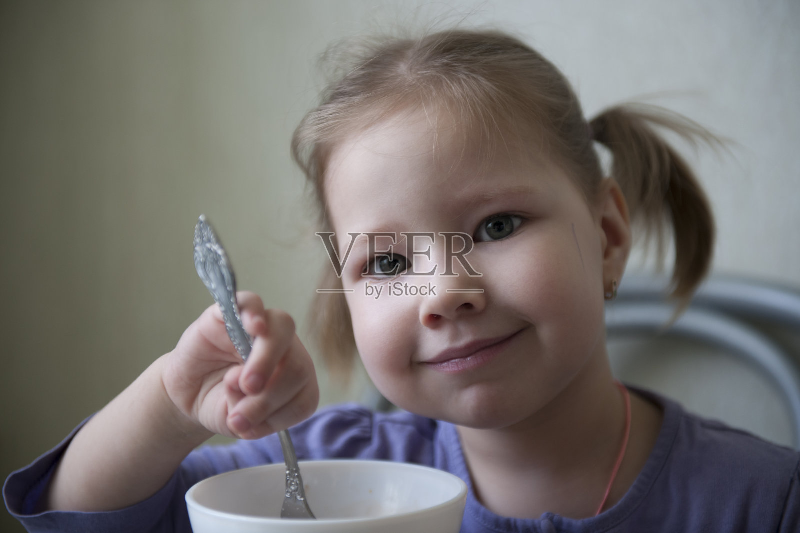 三岁女孩照片摄影图片