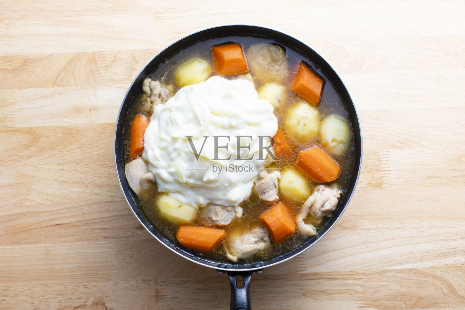 日式奶油炖菜食谱：炸鸡肉，加入土豆和胡萝卜后炖煮，加入白酱照片摄影图片