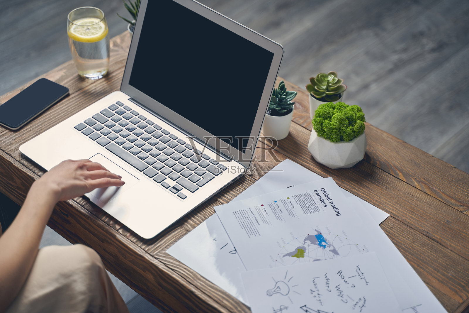 年轻女性自由职业者，在家用笔记本电脑工作照片摄影图片