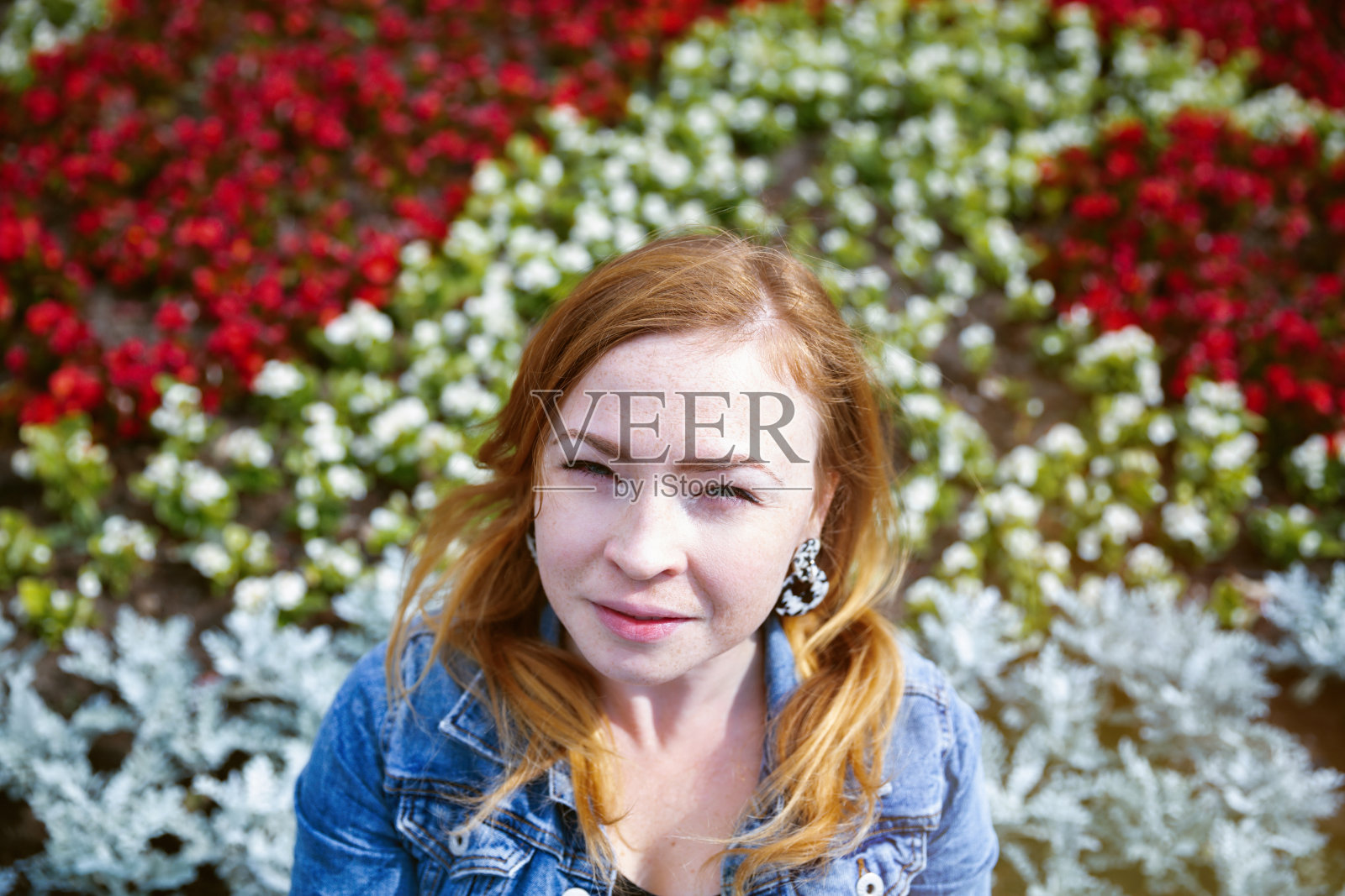 城市街道上年轻女子的肖像照片摄影图片