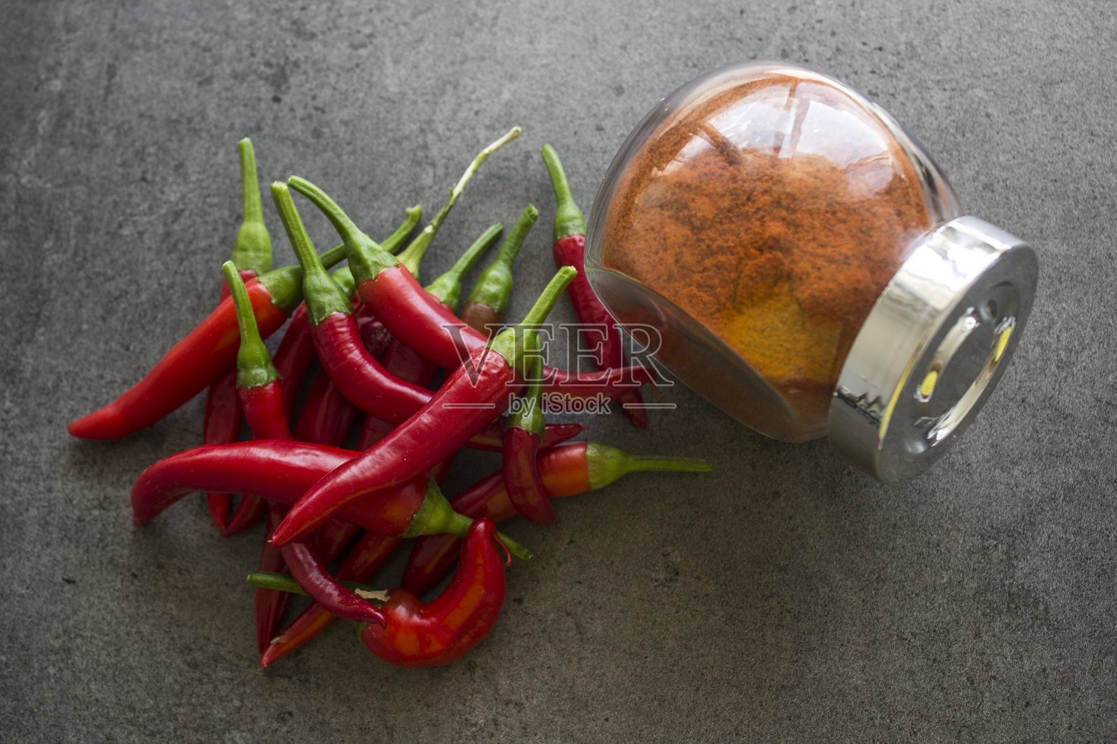 玻璃调味罐中的甜椒粉和辣椒照片摄影图片