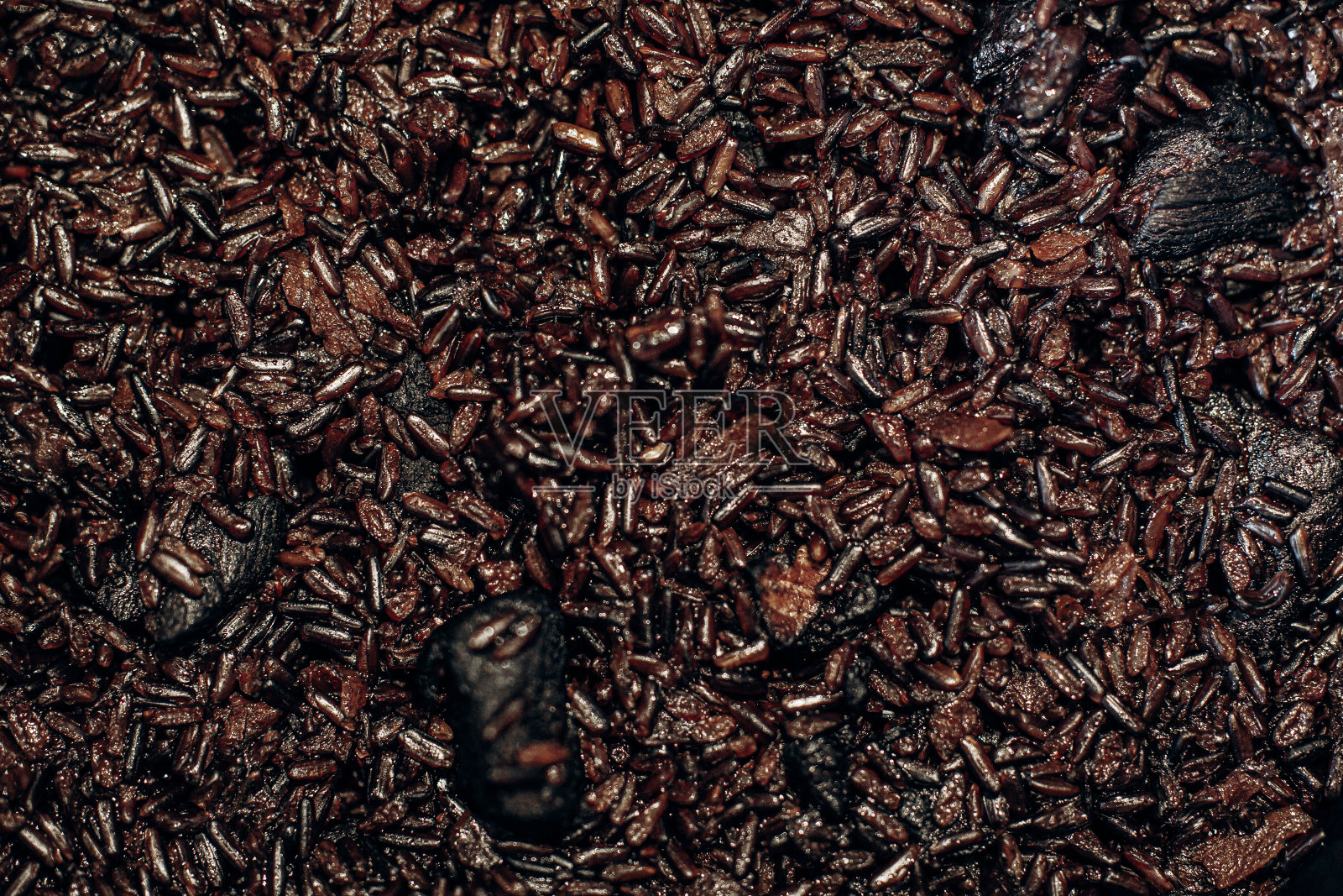 锅里的黑米和肉。煮肉饭。特写镜头。有选择性的重点。平的。照片摄影图片