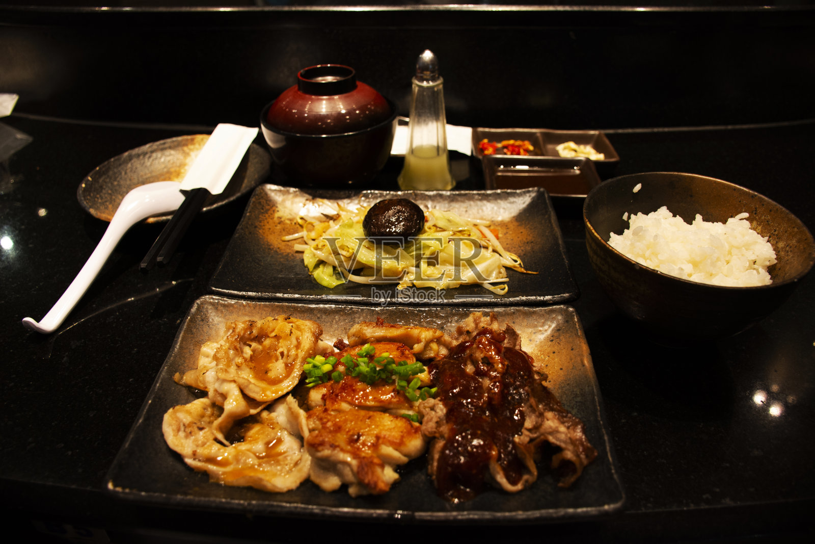 日本料理套装，用味噌汤和调味料煎炸肉和蔬菜照片摄影图片