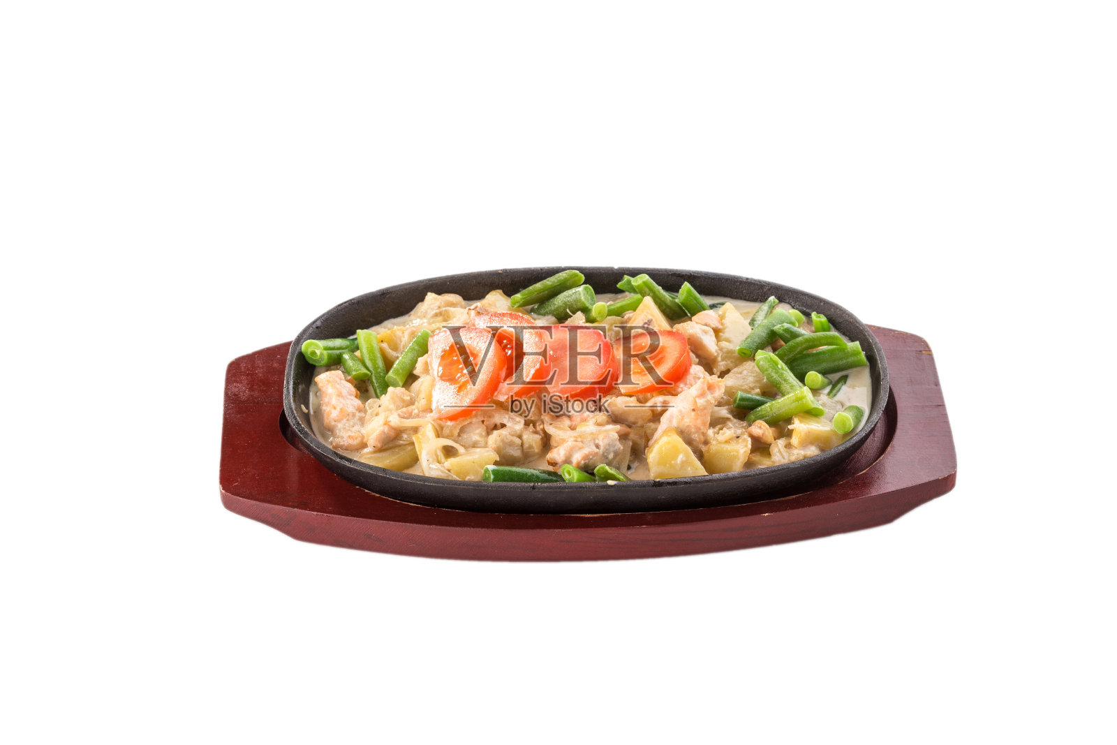 青豆与鸡肉在煎锅中炖煮，白色背景孤立照片摄影图片