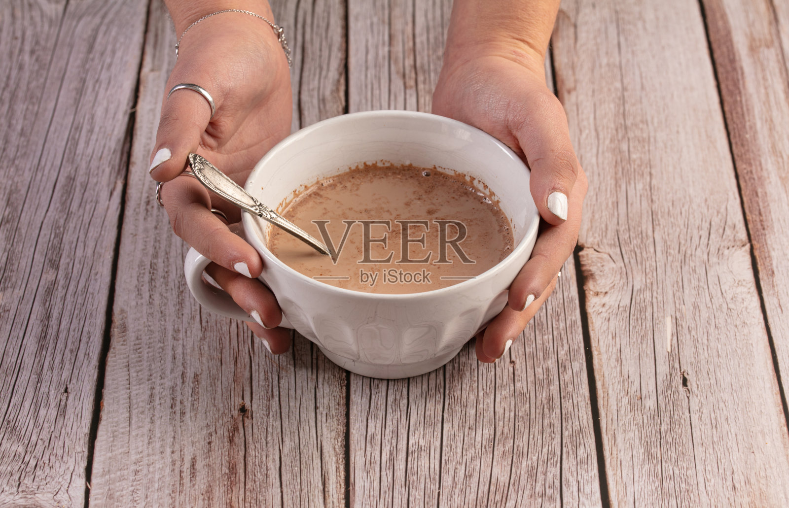 早上喝一碗热巧克力照片摄影图片