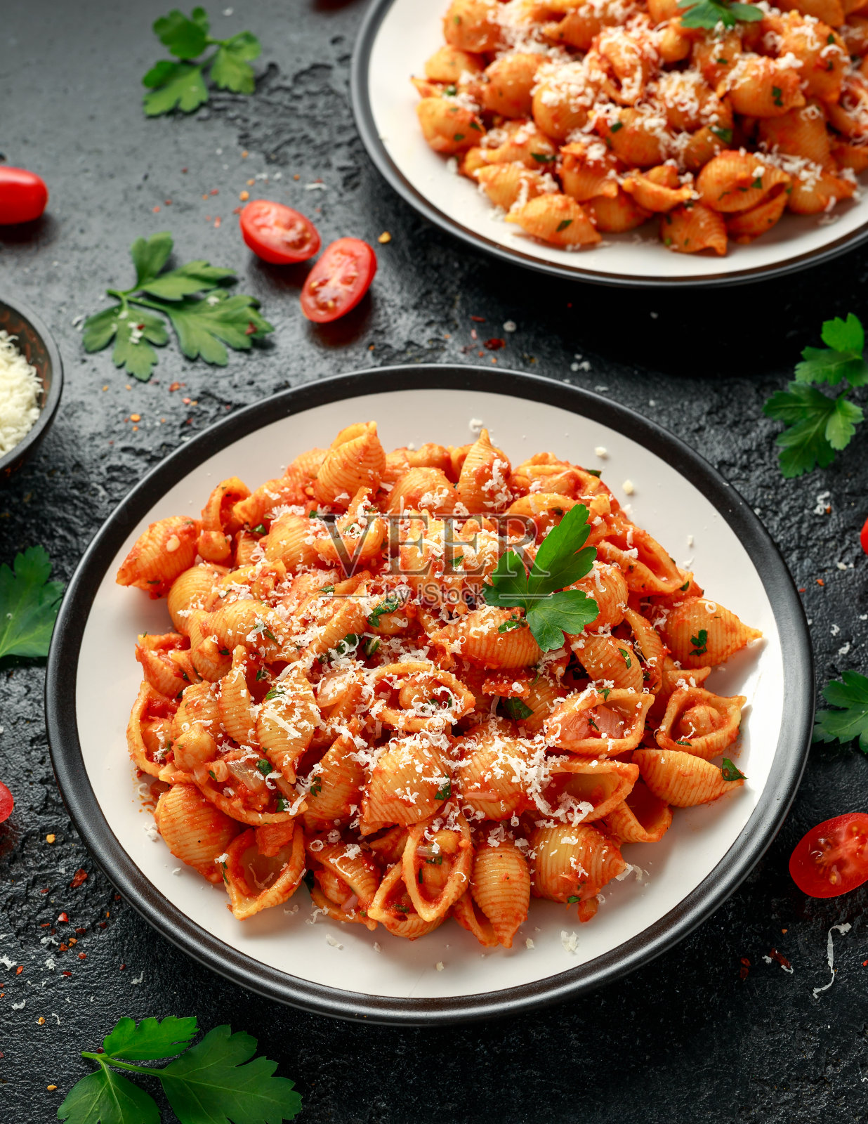 茄汁鹰嘴豆意大利面配帕尔马干酪。健康的素食。照片摄影图片