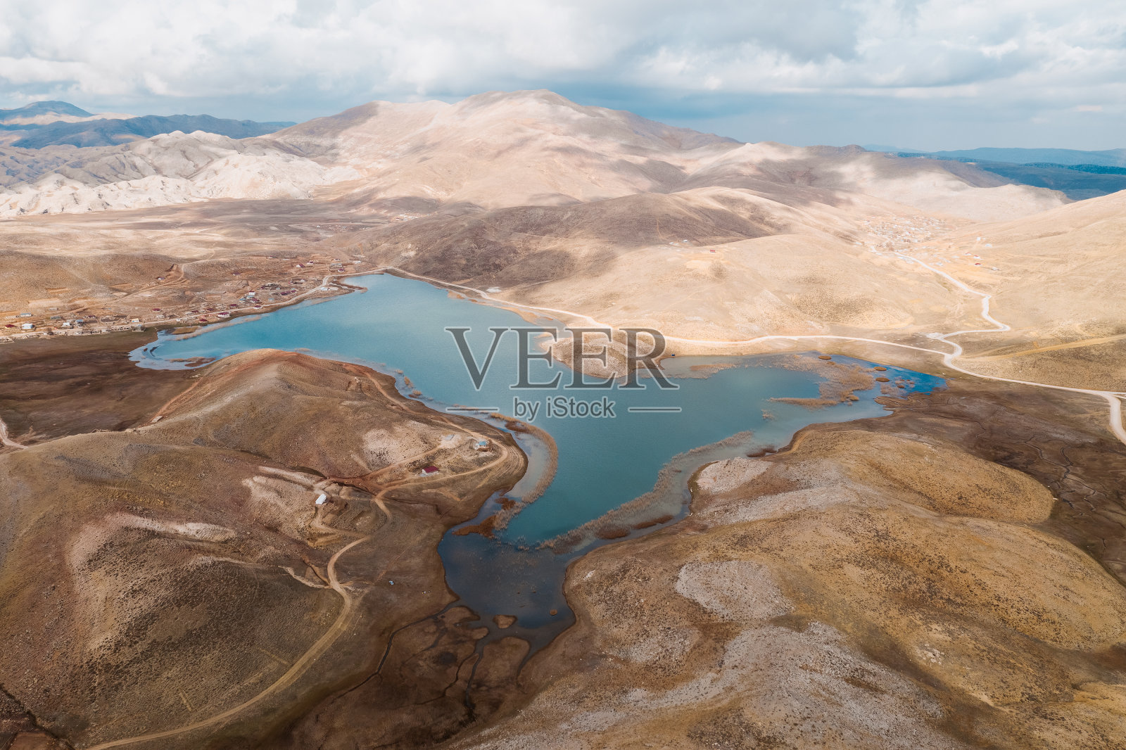鸟瞰图的岩石山与一个湖在顶部照片摄影图片